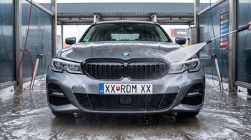 Jak správně umýt auto na samoobslužné myčce a zbytečně si nepoškrábat lak